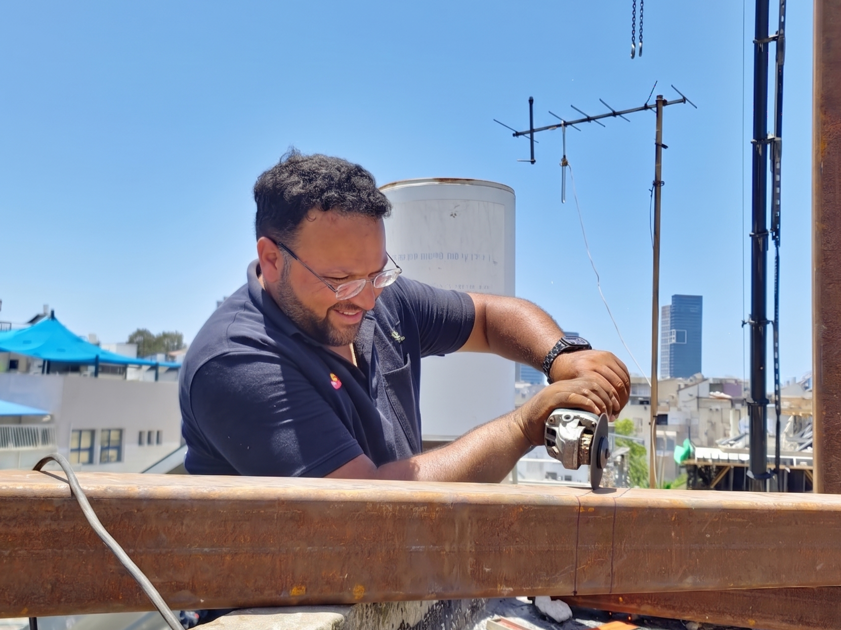 עבודת ריתוך פלדה בשטח — תמונת אווירה